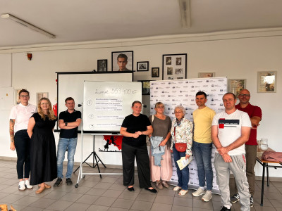 grupa os&oacute;b uczestniczących w spotkaniu dyskusyjnym