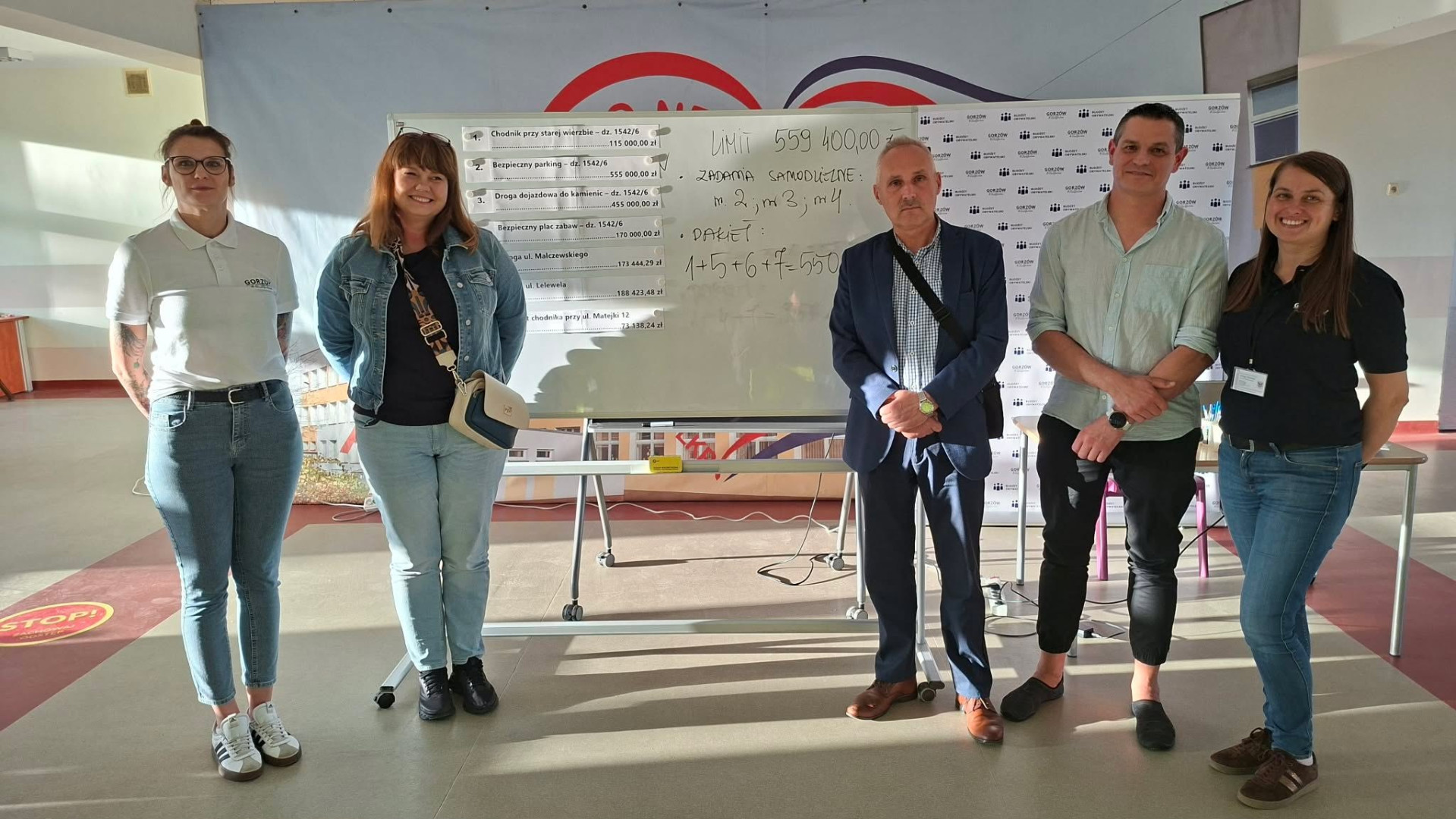 grupa os&oacute;b uczestniczących w spotkaniu dyskusyjnym