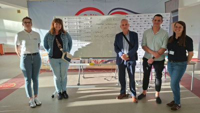 grupa os&oacute;b uczestniczących w spotkaniu dyskusyjnym