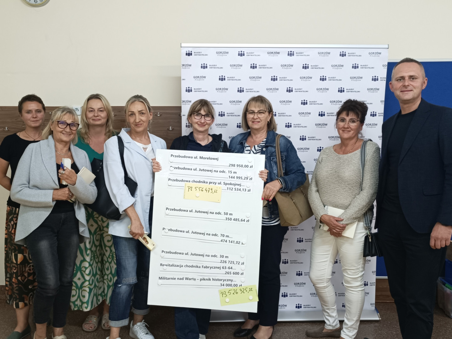 grupa os&oacute;b uczestniczących w spotkaniu dyskusyjnym