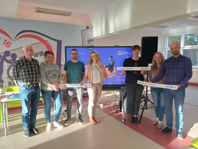 grupa kilku osób pozujących do zdjęcia