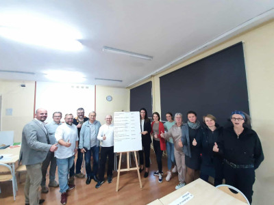 grupa kilkunastu osób w różnym wieku ustawiona do wspólnego zdjęcia