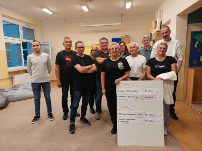grupa kilkunastu osób w różnym wieku ustawiona do wspólnego zdjęcia