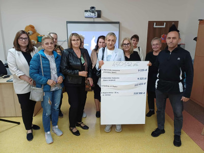 grupa kilku osób pozujących do zdjęcia