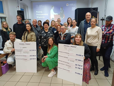 grupa kilkunastu osób w różnym wieku ustawionych do wspólnego zdjęcia