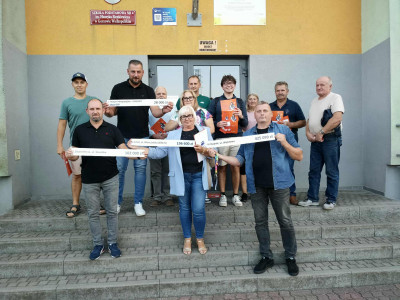 grupa kilkunastu osób w różnym wieku ustawiona do wspólnego zdjęcia