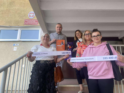 grupa kilku osób stojąca na schodach