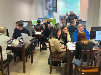 sala z osobami siedzącymi przy stolikach z komputerami, rozmowy o wnioskach do BO