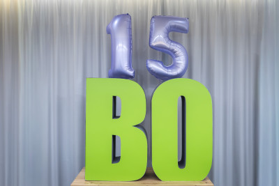 zielone litery BO balony z liczbą 15