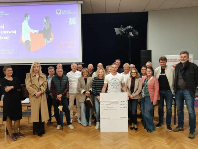 grupa kilkunastu osób w różnym wieku ustawiona do wspólnego zdjęcia