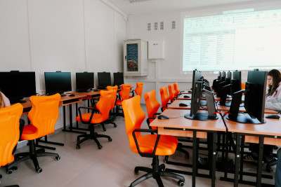 sala komputerowa, pomarańczowe krzesła, komputery