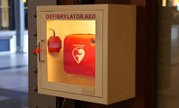 defibrylator zabezpieczony na ścianie budynku