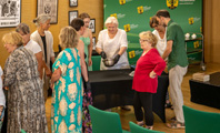 grupa ludzi rozmawiających ze sobą