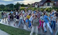 tańcząca grupa ludzi