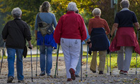 spacerujący seniorzy