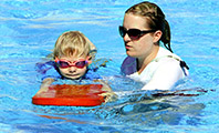 dziecko uczące się pływać na basenie